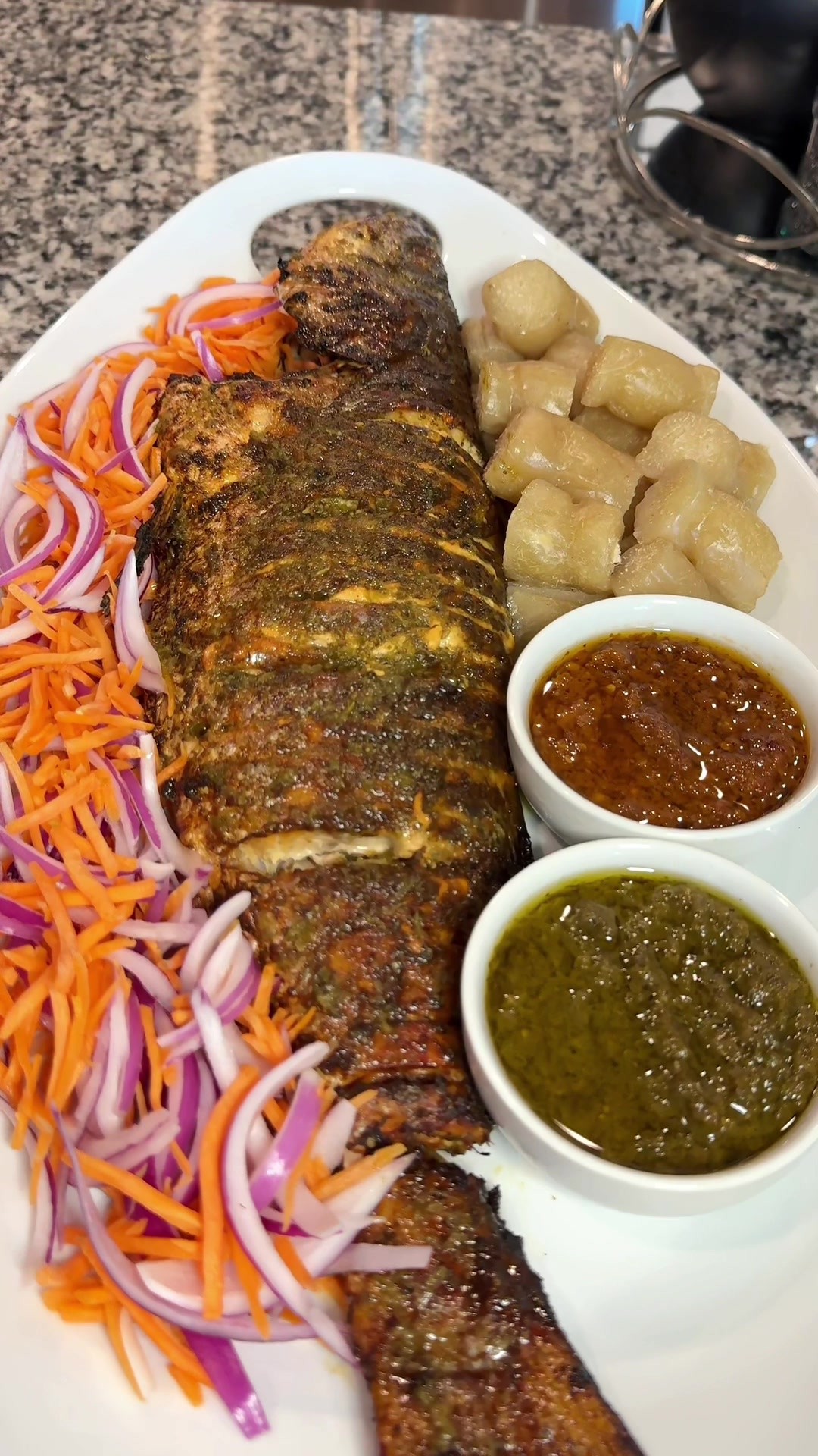 Gegrillter Fisch am Holzfeuer